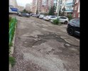 По адресу Молокова 46, со стороны 8 и 9 подъезда,дороги находятся у ужасном состоянии.Этот проулок дорого к школе,утром здесь очень много машин и детей.Обьезжая эти ямы,дети,идущие в школу,подвергаются опасности.Автомобили гробят подвеску ежедневно!!!по весне уже жаловались,эти ямы засыпали гравийком,проблему решили ровно на 2 дня.