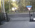 Я собственник жилья по адресу г. Орёл ул.Полесская 21, на этой неделе делали дорогу по улице Полесской напротив нашего дома, участок дороги на фото перед воротами это въезд на территорию дома, перед воротами до ремонта был сделан выступ в искусственной дорожной неровности, для того чтобы во время дождя или снега с дороги не затекало к нам во двор и не размывало асфальт. После укладки асфальта на этой неделе, эту искусственную дорожную неровность закатали асфальтом и теперь все с дороги будет течь к нам на территорию. Просьба восстановить искусственную дорожную неровность так как она была до укладки асафальта.