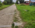 Здравствуйте! С 2022 года по дороге в деревню Вахромеево ухудшилась дорога.
 Было пробито колесо при переезде "Трубочки" из которой выступает арматура, от труб в сторону выезда через метров 6-7 есть примятая так же трубочка в грунт , из-за которой  образовалась яма, при низком авто защита картера автомобиля страдает.
По деревне проезжает машина по сбору мусора ,так же разбивая дорогу массой автомобиля .
Ответьте пожалуйста, это норма дороги? в какие сроки проводятся  работы по ремонту и капитальному ремонту, слоёв дорожного покрытия, слоёв износа или поверхностная обработка?