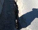 Из за разбитой боковой части дороги движение затруднено,полотно узкое.При встречном транспорте приходится проезжать по очереди.В темное время суток этих ям не видно