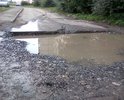 По этой яме я обращался в управление ЖКХ и в управляющую компанию "комфорт" ,но никто не хочет ремонтировать ,во двор заехать невозможно. Между домами 70 и 66