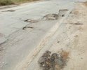 Большие ямы на дороге на протяжении длительного времени