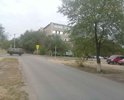 перекресток ул.Будённого/Стогова, со стороны ул.Стогова 4 не установлен знак 2.4 "Уступи дорогу".
Улица Будёного главная дорога, со стороны ул.Стогова 2 видно что данный знак 2.4 установлен на столбе.