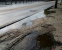 Пешеходная дорога в центре года не ремонтировалась очень давно, бордюров нет, асфальт местами совсем нет.