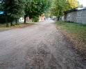 Дорога плохая, пешеходной дооржки вообще нет. Рядом учебного заведение.