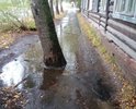 Стоит вода на пешеходной дорожке.