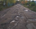 Дорога сплошь состоит из ям! Старая разбитая дорога.
Эту дорогу, вдоль домов на ул. Ленинградская, начали делать от проспекта Свердлова, но не доделали до конца.