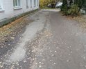 Пешеходная дорога в ненадлежащей состоянии. Бордюров нет, слива нет, во время дождя люди ходят по основной машине, грязь после дождя.