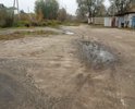 Пешеходной дороги нет, сливная канава в ненадлежащем виде.