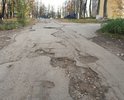 Огромные ямы на улице Проезд фабричный. Последние три месяца водители не желая ехать по проезжей части с ямами, объезжают по газону который уже газоном назвать нельзя. Вся проезжая часть в ямах. Самая глубокая 15 см