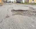 Огромные ямы на улице Проезд фабричный. Последние три месяца водители не желая ехать по проезжей части с ямами, объезжают по газону который уже газоном назвать нельзя. Вся проезжая часть в ямах. Самая глубокая 15 см