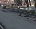 От перекрёстка Ленина/Советская в сторону ул. Ленина и до пер. Театральный 25 разбита дорога. По этой дороге находится КДЦ «Родина», многие водят в это учреждение детей на занятия пешком, обходя эти ямы, кто-то возит на автомобиле - разбивая свой автомобиль. Работники полицейского участка паркуют свои автомобили. Так же там находится три многоквартирных дома. Это всё к тому, что этот участок дороги пользуется большим «спросом». Очень хотелось, чтобы и в этом районе было достойное дорожное покрытие.