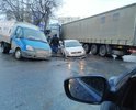 На перекрестке улиц Рязанская и Ростовская образовался провал грунта, два автомобиля попали в эту очень глубокую яму
