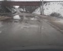 Множественные сильные повреждения дорожного покрытия. Глубокие ямы залитые водой! Дырки на мосту!