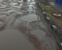 Ужасные ямы, тротуара нет, грязь ходить невозможно... Машины застревают.