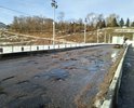 На старом мосту большое количество ям.
