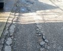 В посёлке Лазаревское города Сочи на улице Бризовый переулок обнаружены ямы и отсутствие разметки.
