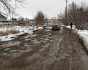 Вот так люди ходят и передвигаются на машинах к дому старости посёлок старокамышинск.