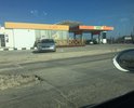 В нескольких местах асфальт просажен и провален по Керченскому шоссе от района пересечения Индустриального переулка до перекрёстка с ул. Дружбы 
Результат летних пробок, сотрудники Госавтоинспекции не отслеживали должным образом запрет проезда «фур» в дневное время суток, большегрузы стояли в знаменитой пробке, чем и продавили асфальт. 
Сам асфальт положен с большим, чем нужно для загруженной дороги содержанием смол, поэтому он летом «плывет»
Транспортный поток перенаправлен в объезд по Тавриде, город остался с ямами. Асфальт выдержал всего сезон, прошлый год уже были эти ямы, власти спят!
При ямочном ремонте на 4 квартал выезды на Керченское шоссе даже не включали в план.
Район жд переезда: ямы на перекрёстке у АЗС Атан по площади больше легкового автомобиля!
Очень прошу: привезите Аксёнова: он был, не видел проблему?, в очередной раз мэра поменял, результат «зеро».
Город с именем «Данный Богом» (перевод Феодосии) превращается в «Забытый властью»!