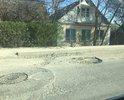 Более !3-х! лет назад городские власти трубили о начале капитального ремонта по улице Дружбы. 
Сняли асфальт, отремонтировали небольшую часть улицы и техника исчезла. 
3 года улица без асфальта, и это при том, что зона курортная: 5 минут пешком на пляж! Деньги выделены, но ремонт не закончен, даже ямы не пытаются залатать!
Обратите внимание на первое фото, как приходится «оттормаживаться» большегрузам перед ямой (следы)
Сквозь бордюры летом прорастает трава, грязь не убирают вообще!
Это главная улица спального района.
В Феодосии вообще не ремонтируют дороги, это бич города, все в грязи и ямах!
В декабре положили латки в центре, после чего раздолбали асфальт вокруг люков и бросили!
Надеюсь на оперативное реагирование, пока сотрудники ОНФ в Крыму
Не проезжаете мимо, пожалуйста.
