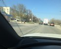 Асфальт просажен после летних пробок, огромная колейность. Во время дождя колеи наполняются потоком воды с возвышенности ул. Центральной перед пешеходным переходом. Автомобиль попадает в зону аквапланирования, тяжелый транспорт вообще не всегда успевает оттормозится перед пешеходным переходом, аварийная обстановка. Это при том, что участок транзитный, объездов нет.