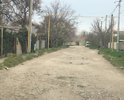 Асфальта практически уже нет. По этой улице ходили автобусы трёх маршрутов, теперь улица напоминает лунный пейзаж. О былой цивилизации напоминает заброшенная остановка, которую житель приспособил под «парадный» въезд во двор. Власти: остановку не потеряли?