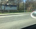 Асфальт просажен после летних пробок, огромная колейность. Во время дождя колеи наполняются потоком воды с возвышенности ул. Центральной перед пешеходным переходом. Автомобиль попадает в зону аквапланирования, тяжелый транспорт вообще не всегда успевает оттормозится перед пешеходным переходом, аварийная обстановка. Это при том, что участок транзитный, объездов нет.