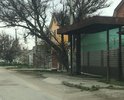 Асфальта практически уже нет. По этой улице ходили автобусы трёх маршрутов, теперь улица напоминает лунный пейзаж. О былой цивилизации напоминает заброшенная остановка, которую житель приспособил под «парадный» въезд во двор. Власти: остановку не потеряли?