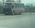 Часть улицы отремонтирована немногим более года назад. За это время ни разу коммунальные службы улицу не чистили. После каждого грузовика пыль столбом.
Под бордюрами уже можно клумбы разводить.