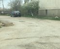 Асфальта практически уже нет. По этой улице ходили автобусы трёх маршрутов, теперь улица напоминает лунный пейзаж. О былой цивилизации напоминает заброшенная остановка, которую житель приспособил под «парадный» въезд во двор. Власти: остановку не потеряли?