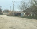 Асфальта практически уже нет. По этой улице ходили автобусы трёх маршрутов, теперь улица напоминает лунный пейзаж. О былой цивилизации напоминает заброшенная остановка, которую житель приспособил под «парадный» въезд во двор. Власти: остановку не потеряли?