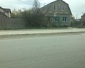 Часть улицы отремонтирована немногим более года назад. За это время ни разу коммунальные службы улицу не чистили. После каждого грузовика пыль столбом.
Под бордюрами уже можно клумбы разводить.