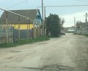 Асфальта практически уже нет. По этой улице ходили автобусы трёх маршрутов, теперь улица напоминает лунный пейзаж. О былой цивилизации напоминает заброшенная остановка, которую житель приспособил под «парадный» въезд во двор. Власти: остановку не потеряли?