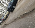 По всей длине улицы разрушен стык асфальтового покрытия. Длинные ямы параллельно движению