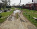 Плохая дорога, невозможно проехать и пройти, рядом детская площадка, произжающие машины обрызгивают детей.