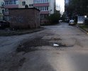 Въезд во двор с огромными ямами, в период дождей двор заливает, ни пройти ни проехать.