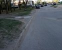 Тротуар на ул.А.Алехина от д.2 до д. 10, к  д.6 очень узкий (~60-70см), с наклоном, местами отсутствует покрытие, нет сьездов для колясок
