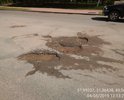 Ямы на улице Минеральной (это одна из самых популярных улиц Старой Руссы, на которой находится бальнеологический курорт).