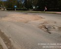 Ямы на улице Минеральной (это одна из самых популярных улиц Старой Руссы, на которой находится бальнеологический курорт).