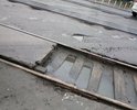 В городе Мурманск при подъезде и на железнодорожном переезде пересекающем улицу Лобова множественные ямы и неровности на асфальтовом покрытии проезжей части дороги.