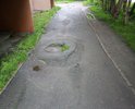 На тротуаре возле дома 24 по улице Нахимова провал асфальтового покрытия и выпячивание канализационного люка с основанием над поверхностью пешеходной зоны.