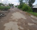 огромные ямы по всему участку, асфальта не видно вообще. постоянно задеваем днищем и бампером эти насыпи грязи и песка