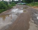 огромные ямы по всему участку, асфальта не видно вообще. постоянно задеваем днищем и бампером эти насыпи грязи и песка