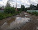 огромные ямы по всему участку, асфальта не видно вообще. постоянно задеваем днищем и бампером эти насыпи грязи и песка