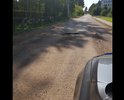 большая глубокая яма по середине дороги,