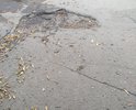 разрушение асфальта на тротуаре