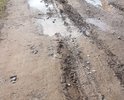 После дождя невозможно пройти по улице, в грязи застревают машины, которые собирают мусор.