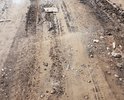 После дождя невозможно пройти по улице, в грязи застревают машины, которые собирают мусор.