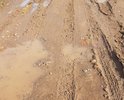 После дождя невозможно пройти по улице, в грязи застревают машины, которые собирают мусор.