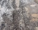 После дождя невозможно пройти по улице, в грязи застревают машины, которые собирают мусор.
